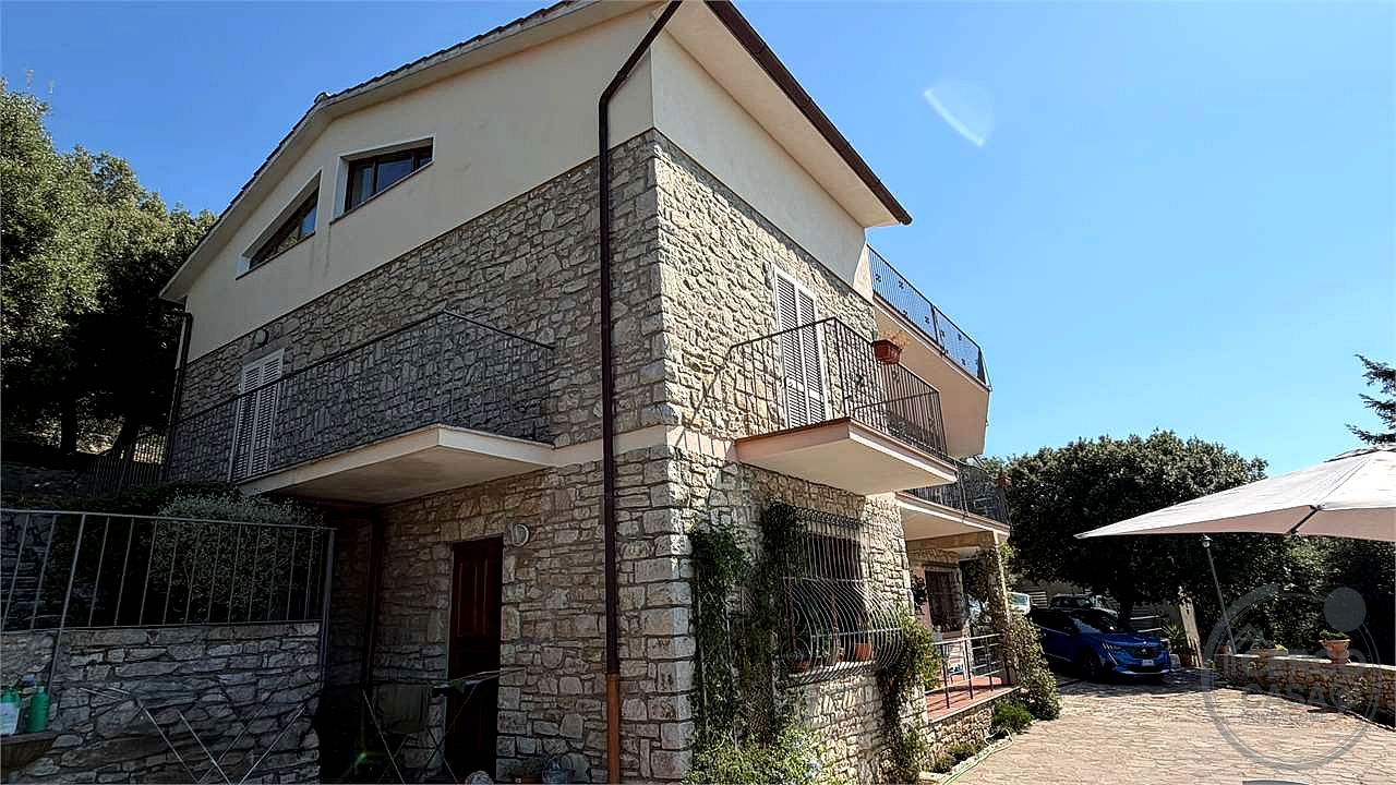 Esclusiva Villa Panoramica in Vendita a Trinità di Perugia - Perugia