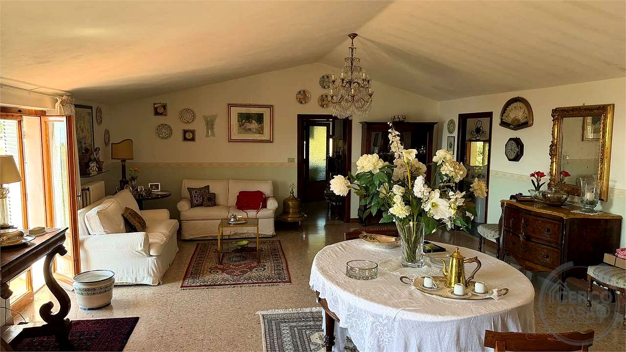 Esclusiva Villa Panoramica in Vendita a Trinità di Perugia