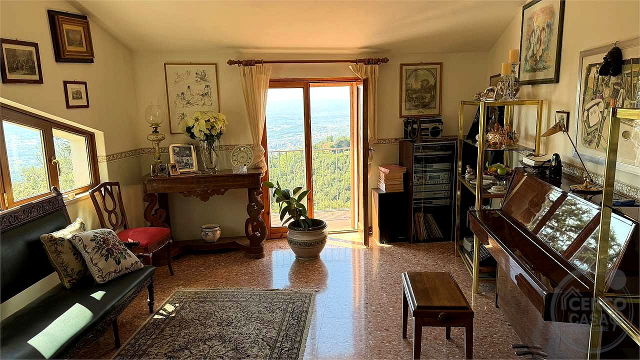Esclusiva Villa Panoramica in Vendita a Trinità di Perugia