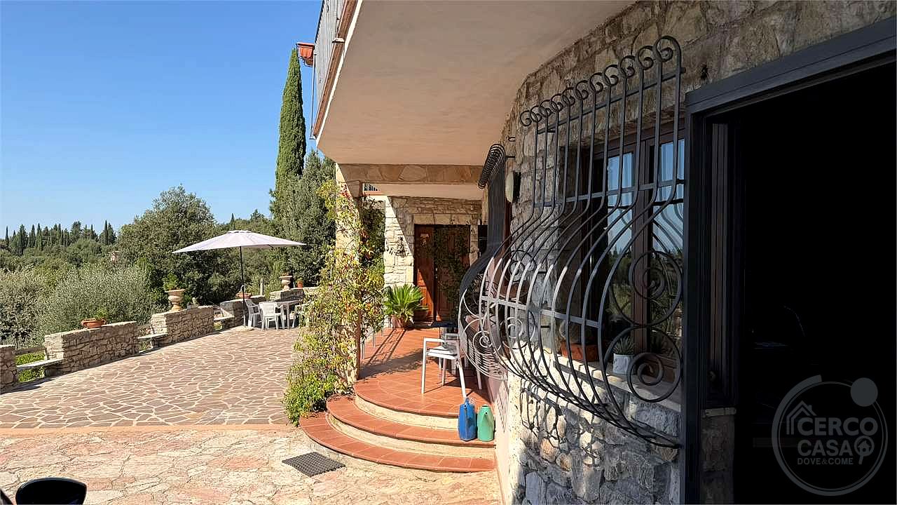 Esclusiva Villa Panoramica in Vendita a Trinità di Perugia