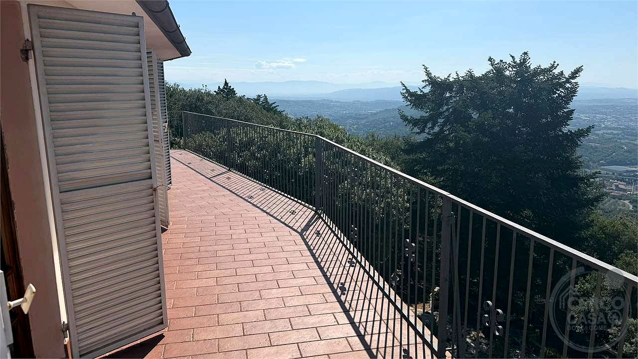 Esclusiva Villa Panoramica in Vendita a Trinità di Perugia