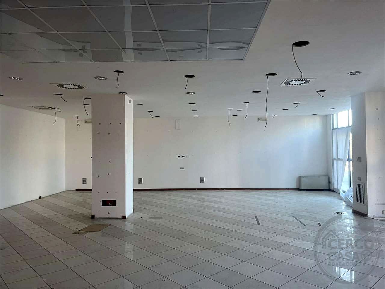 Negozio 220 mq con 4 vetrine - Corciano