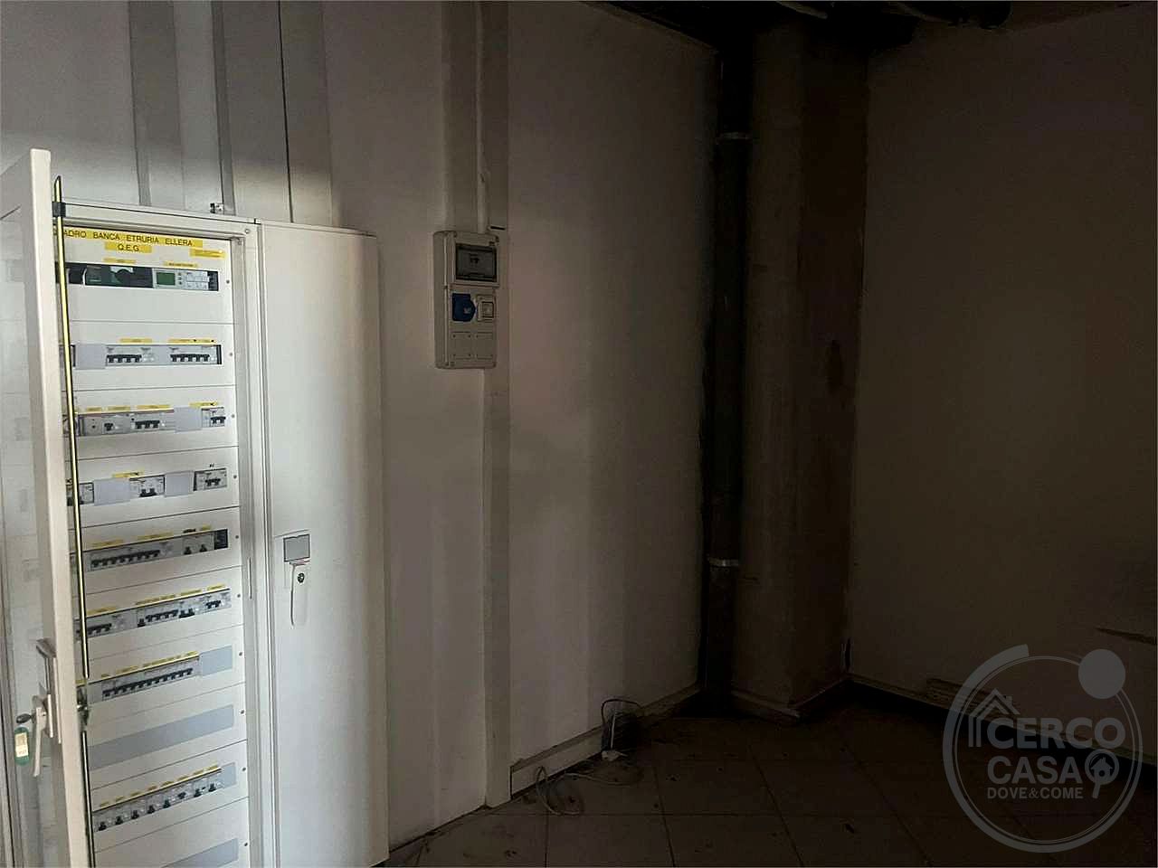 Negozio 220 mq con 4 vetrine