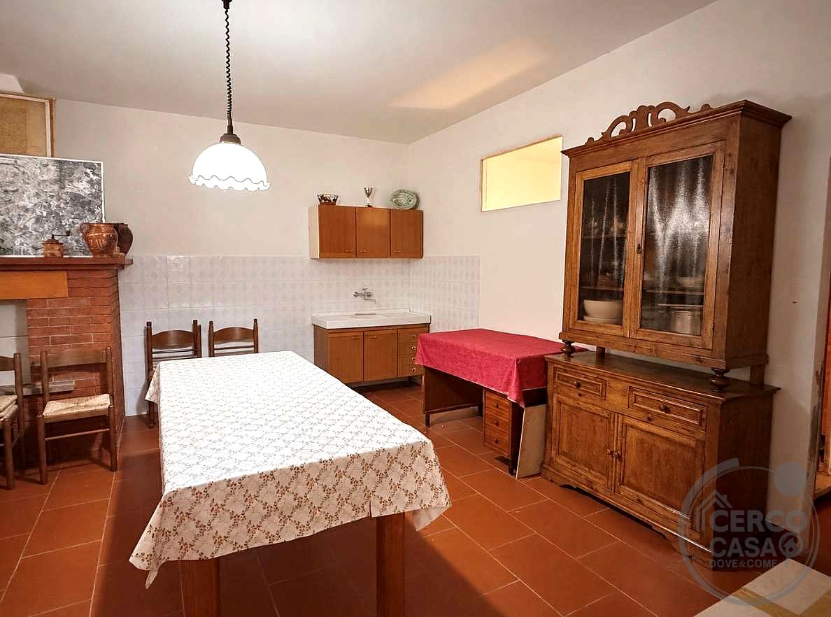 PORZIONE DI CASALE CON TERRENO E OLIVI