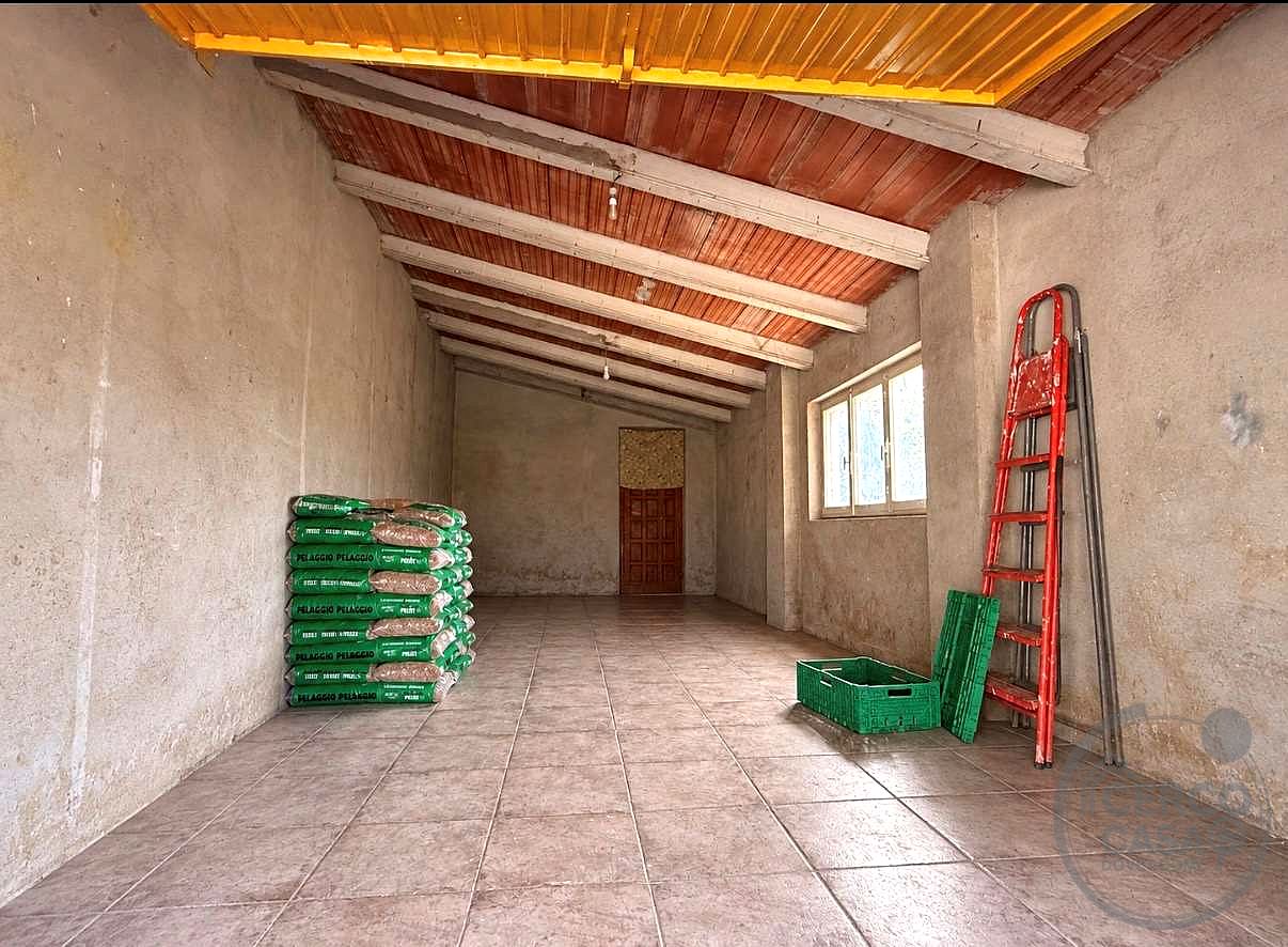 PORZIONE DI CASALE CON TERRENO E OLIVI