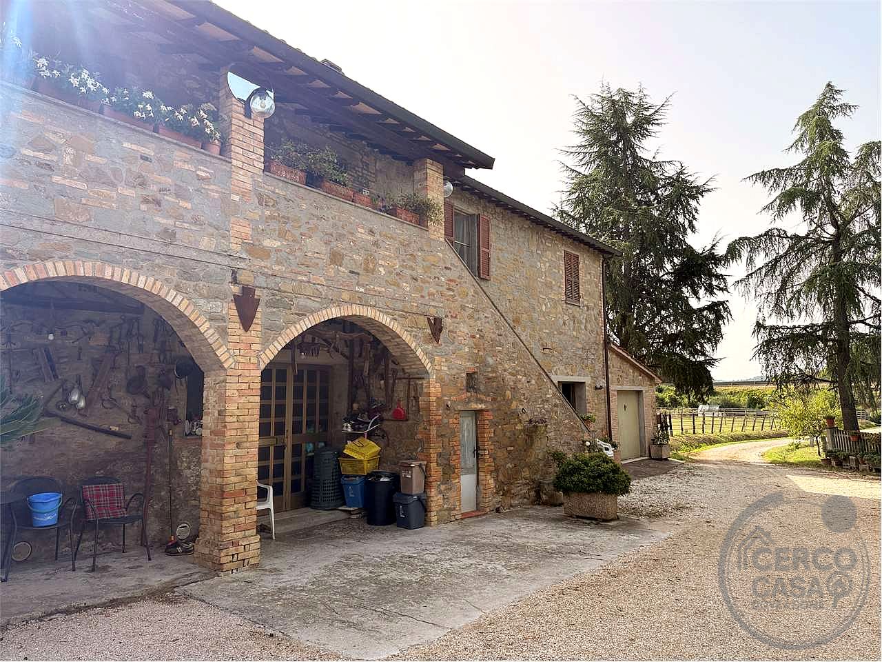 PORZIONE DI CASALE CON TERRENO E OLIVI