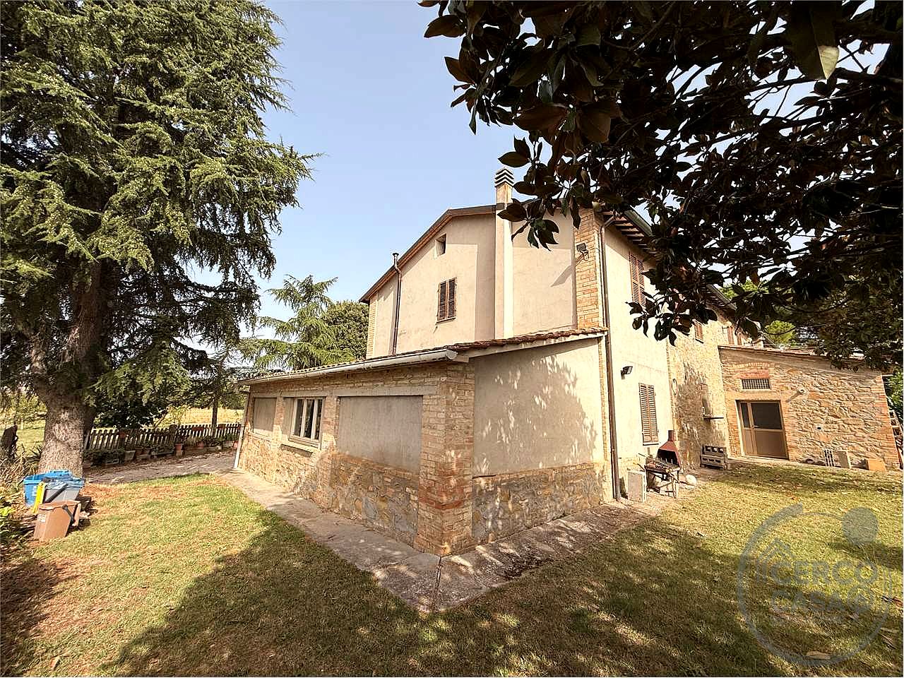 PORZIONE DI CASALE CON TERRENO E OLIVI