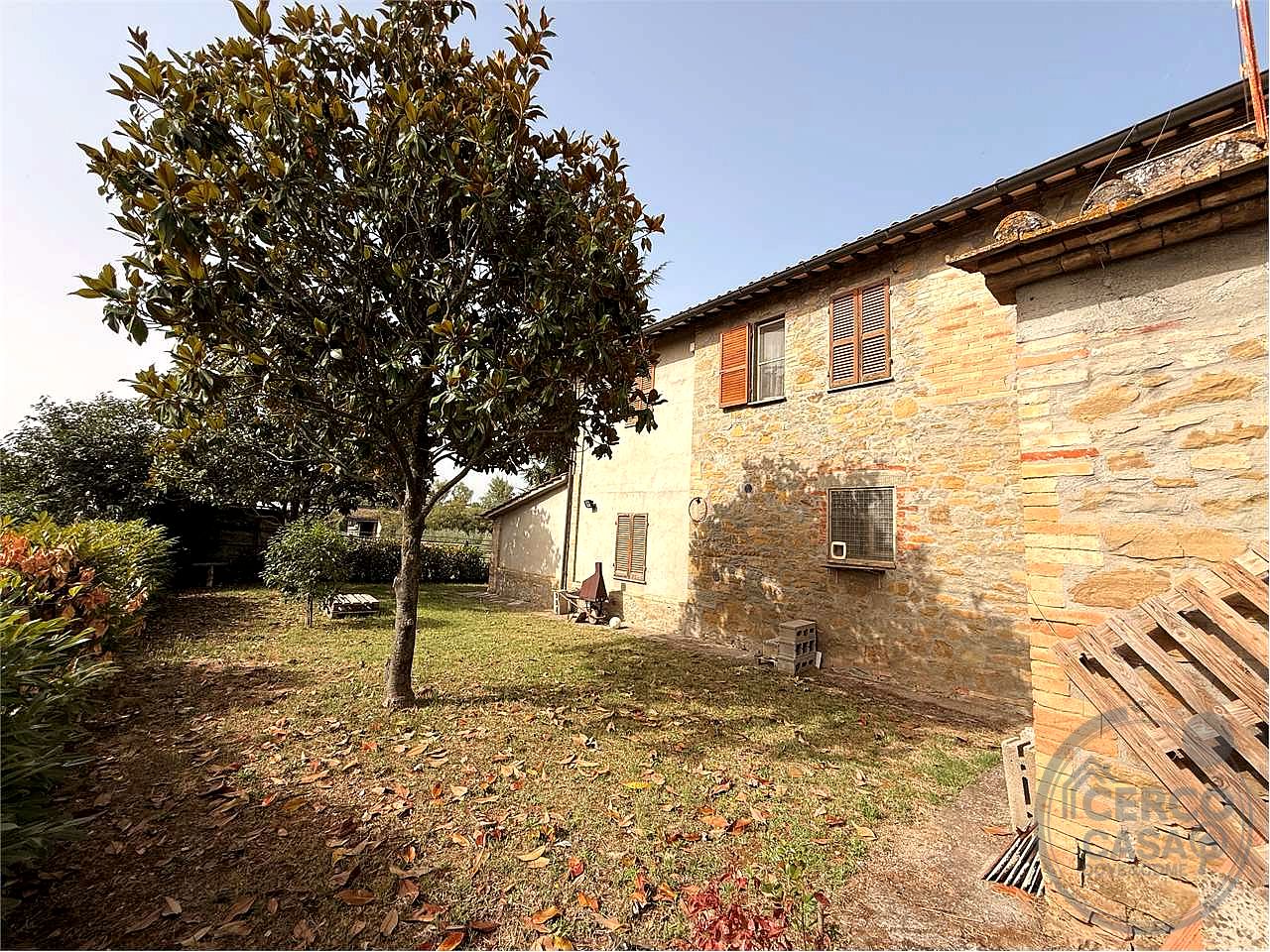 PORZIONE DI CASALE CON TERRENO E OLIVI