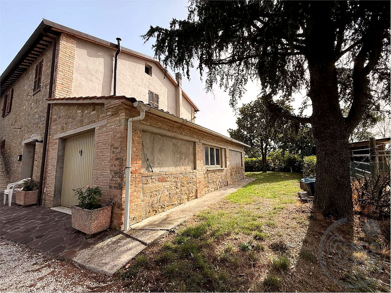 PORZIONE DI CASALE CON TERRENO E OLIVI