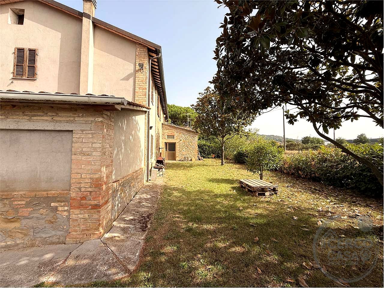 PORZIONE DI CASALE CON TERRENO E OLIVI