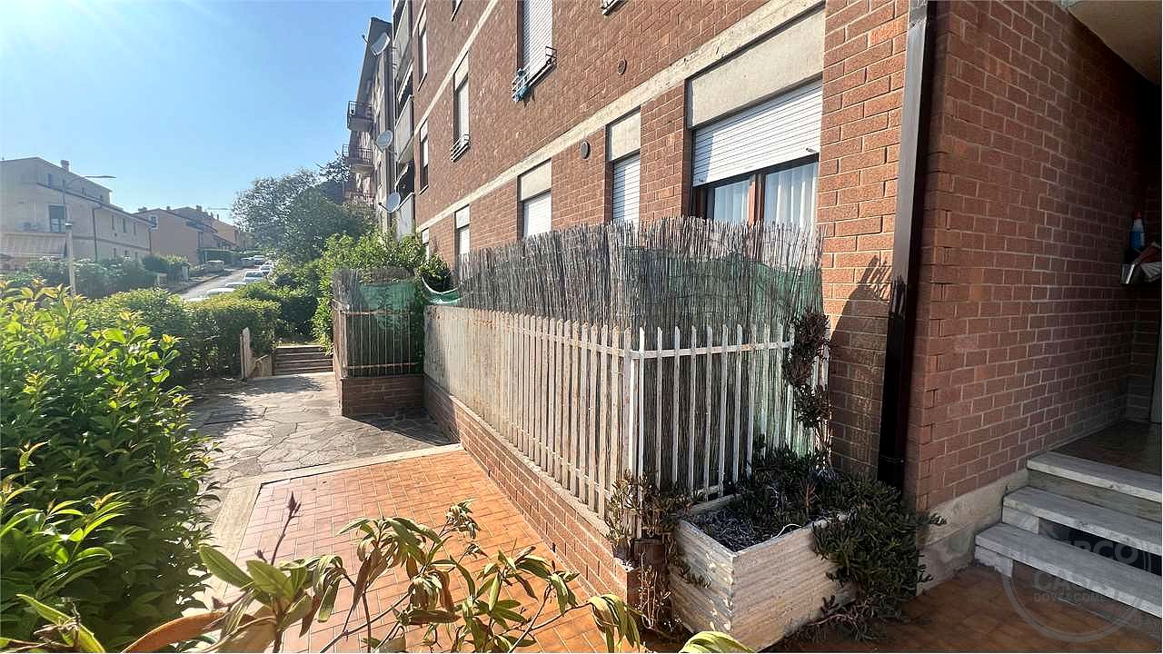 FERRO DI CAVALLO TRILOCALE CON GIARDINO