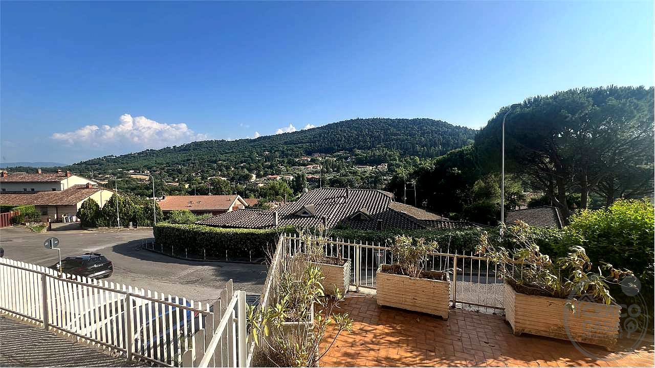 FERRO DI CAVALLO TRILOCALE CON GIARDINO