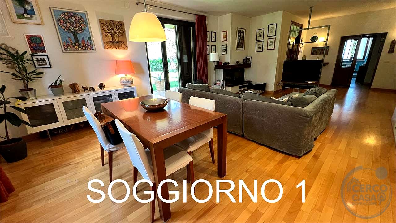 Villa con piscina e campo da tennis