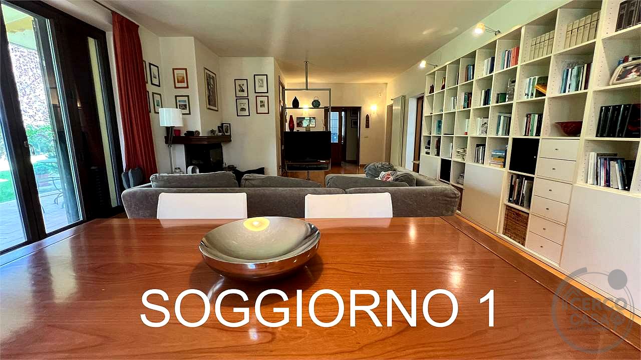Villa con piscina e campo da tennis