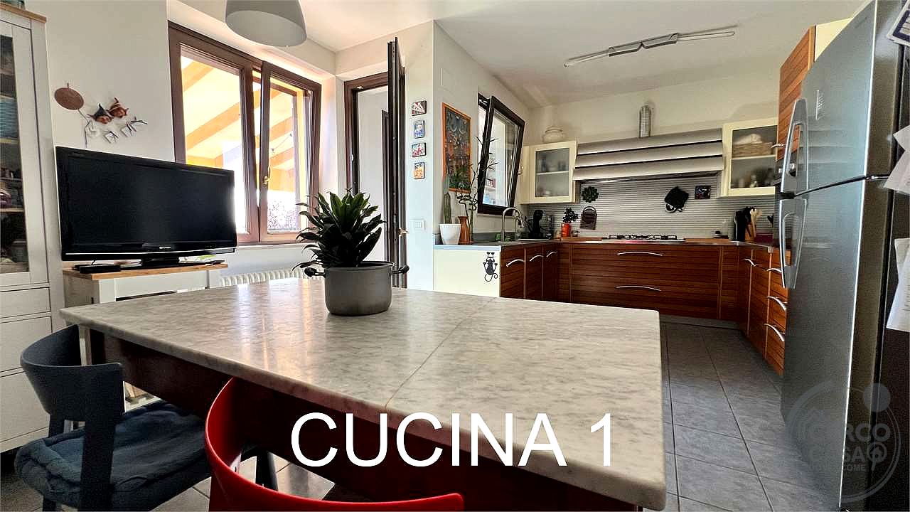 Villa con piscina e campo da tennis