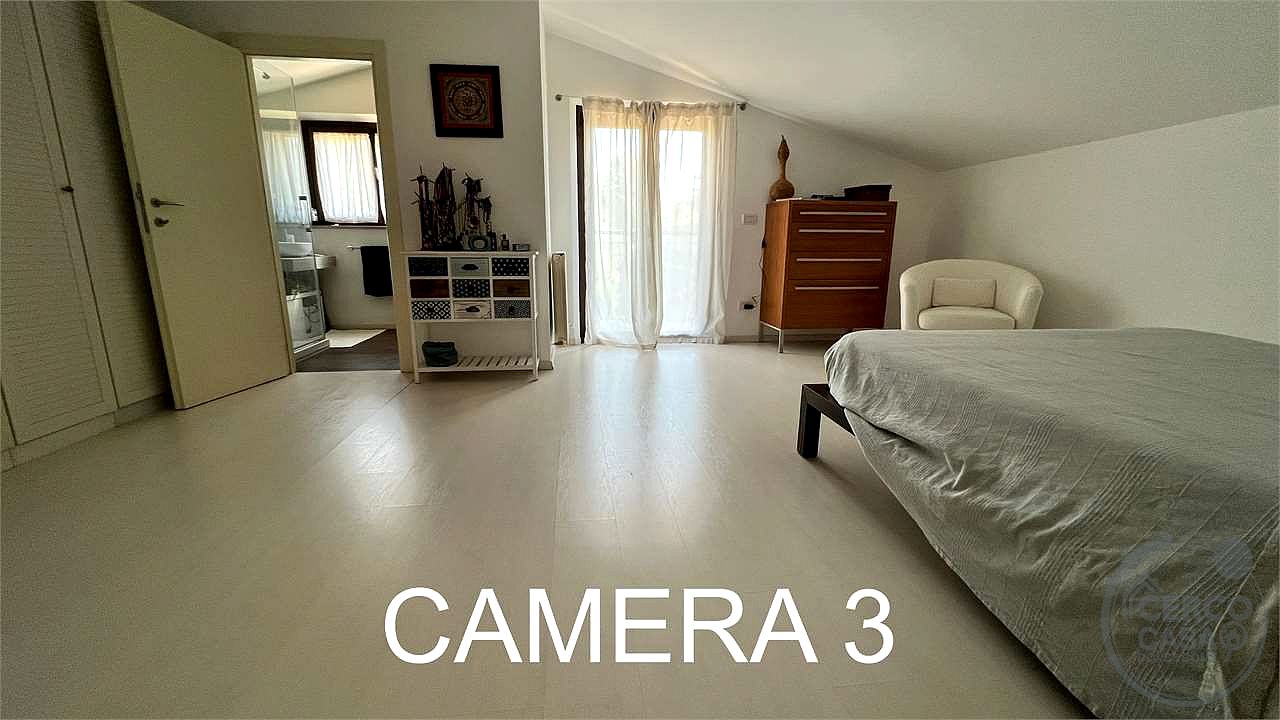 Villa con piscina e campo da tennis