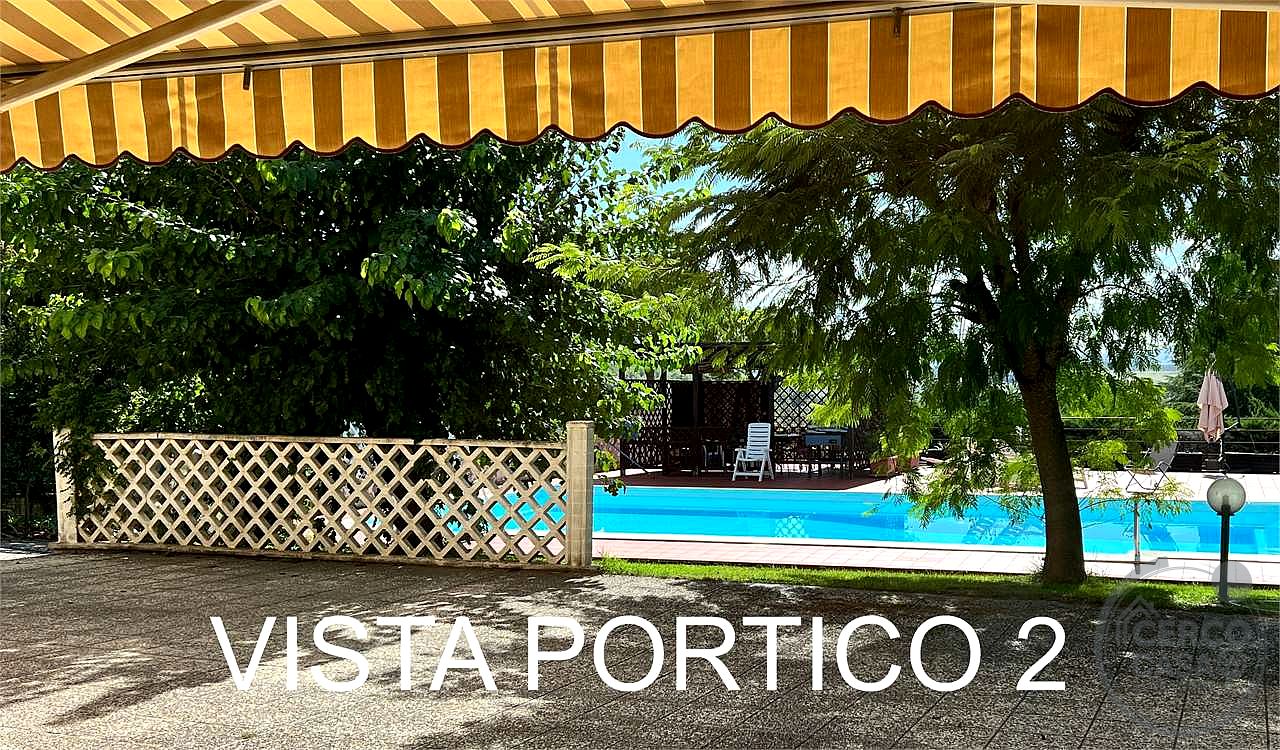 Villa con piscina e campo da tennis