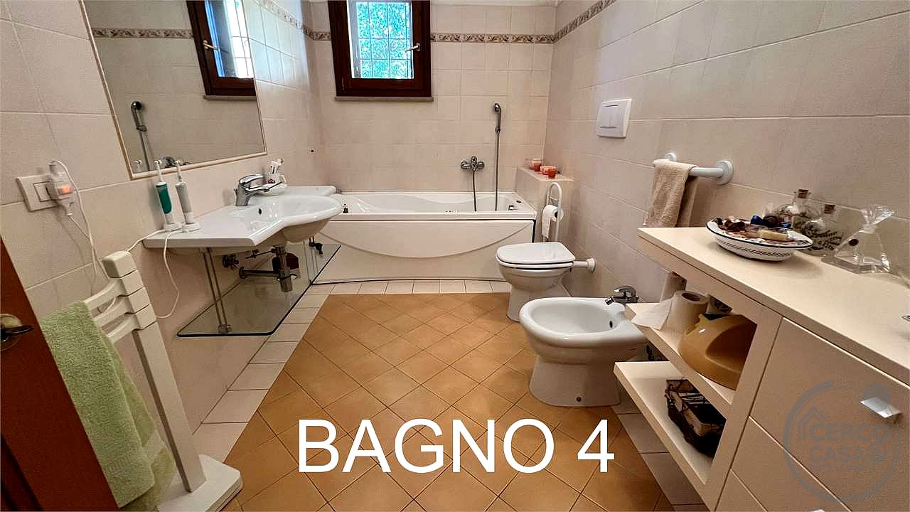 Villa con piscina e campo da tennis