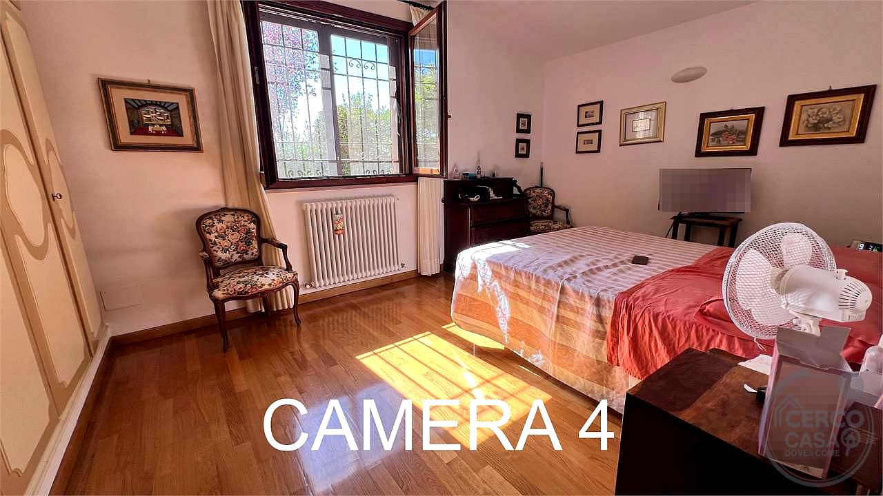 Villa con piscina e campo da tennis