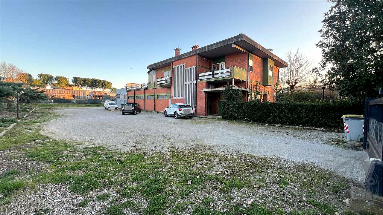 San Sisto immobile industriale indipendente con uffici e abitazione - Perugia