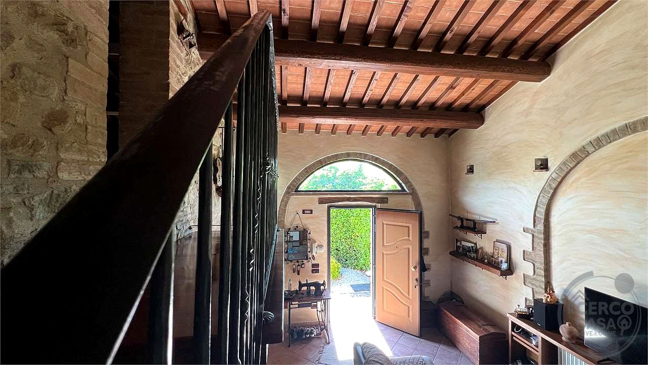 Il fascino del casale, il comfort del nuovo: villetta in pietra con giardino privato