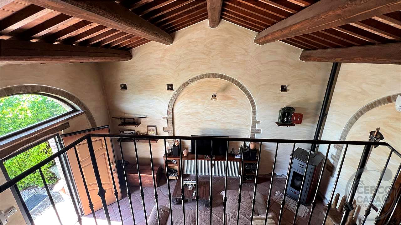 Il fascino del casale, il comfort del nuovo: villetta in pietra con giardino privato