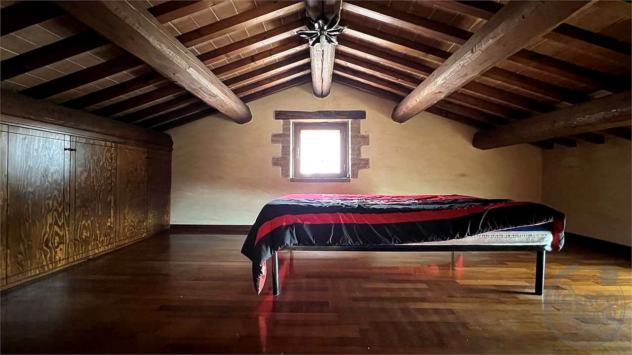 Il fascino del casale, il comfort del nuovo: villetta in pietra con giardino privato