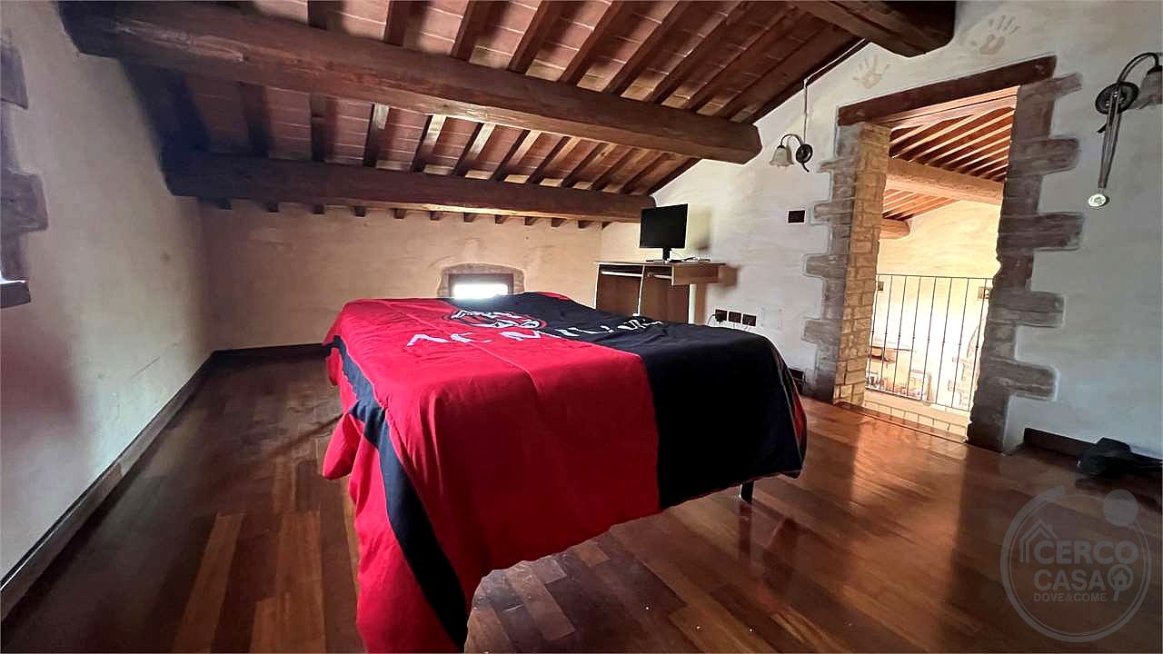 Il fascino del casale, il comfort del nuovo: villetta in pietra con giardino privato