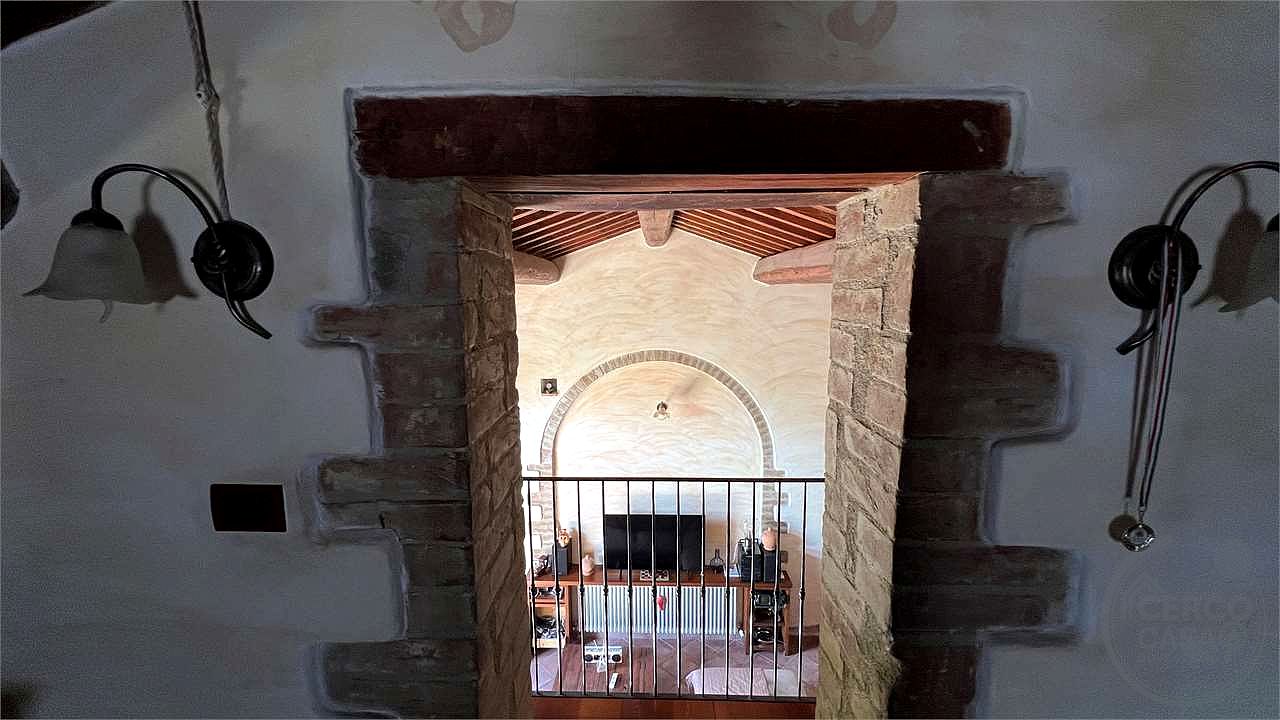 Il fascino del casale, il comfort del nuovo: villetta in pietra con giardino privato