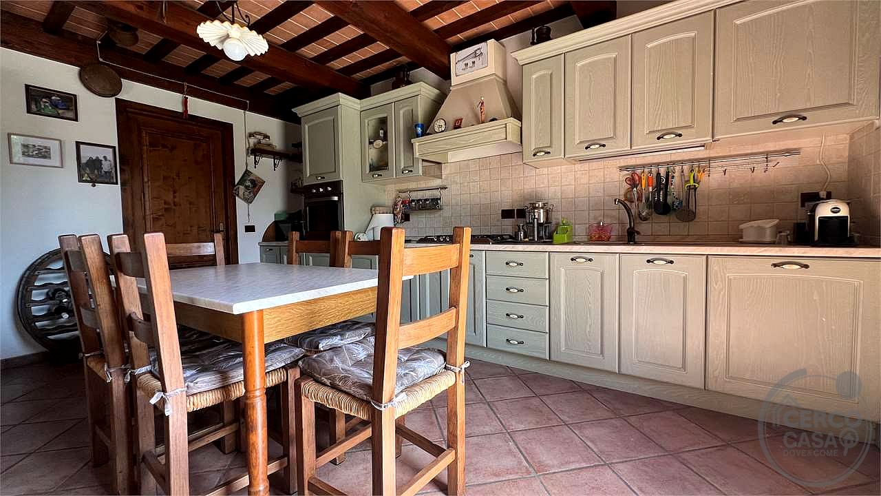 Il fascino del casale, il comfort del nuovo: villetta in pietra con giardino privato