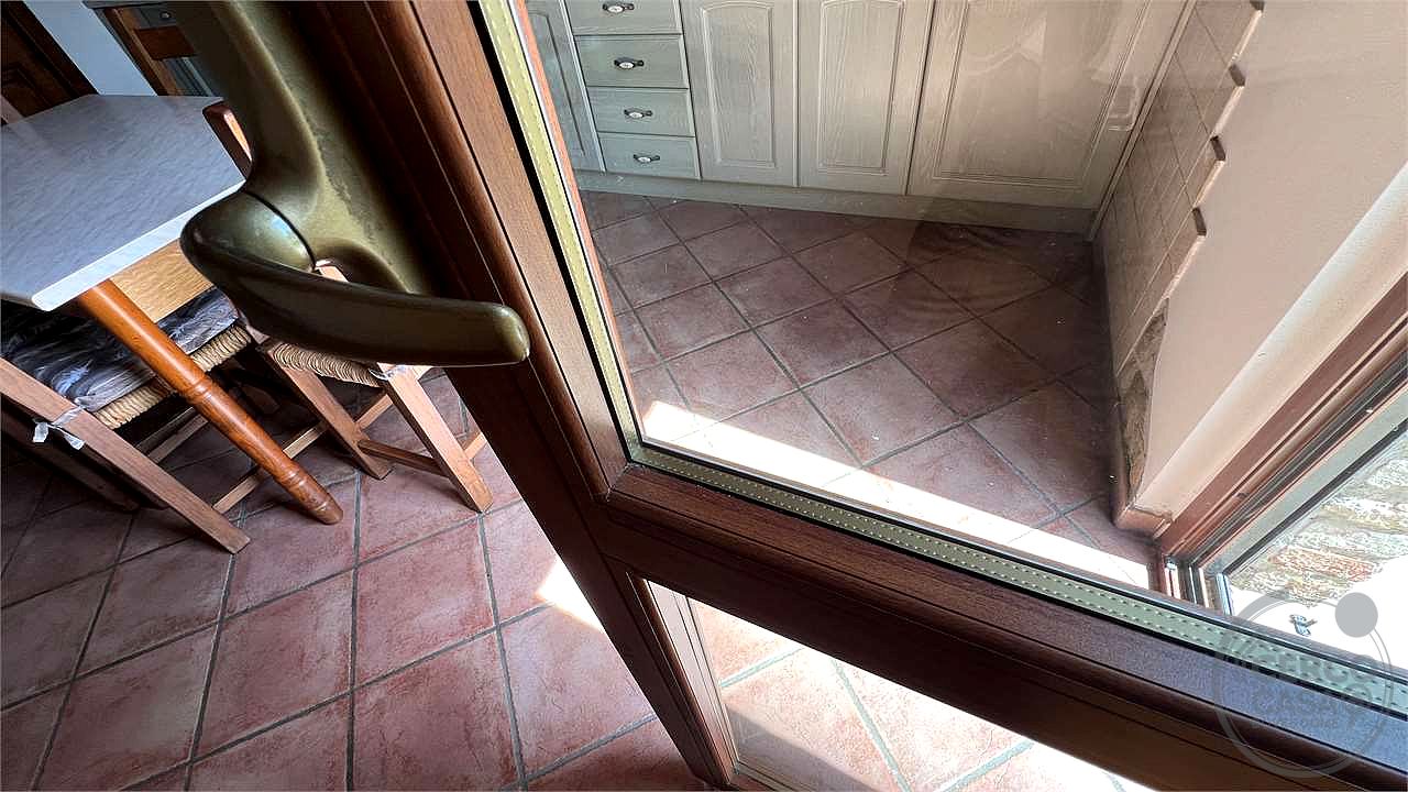 Il fascino del casale, il comfort del nuovo: villetta in pietra con giardino privato