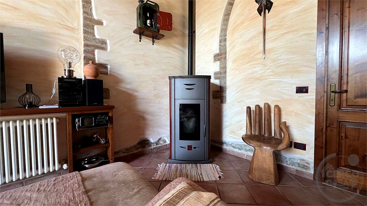 Il fascino del casale, il comfort del nuovo: villetta in pietra con giardino privato