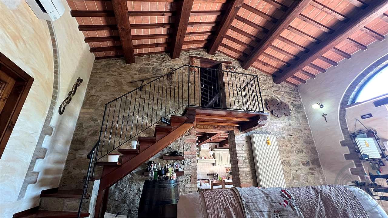 Il fascino del casale, il comfort del nuovo: villetta in pietra con giardino privato