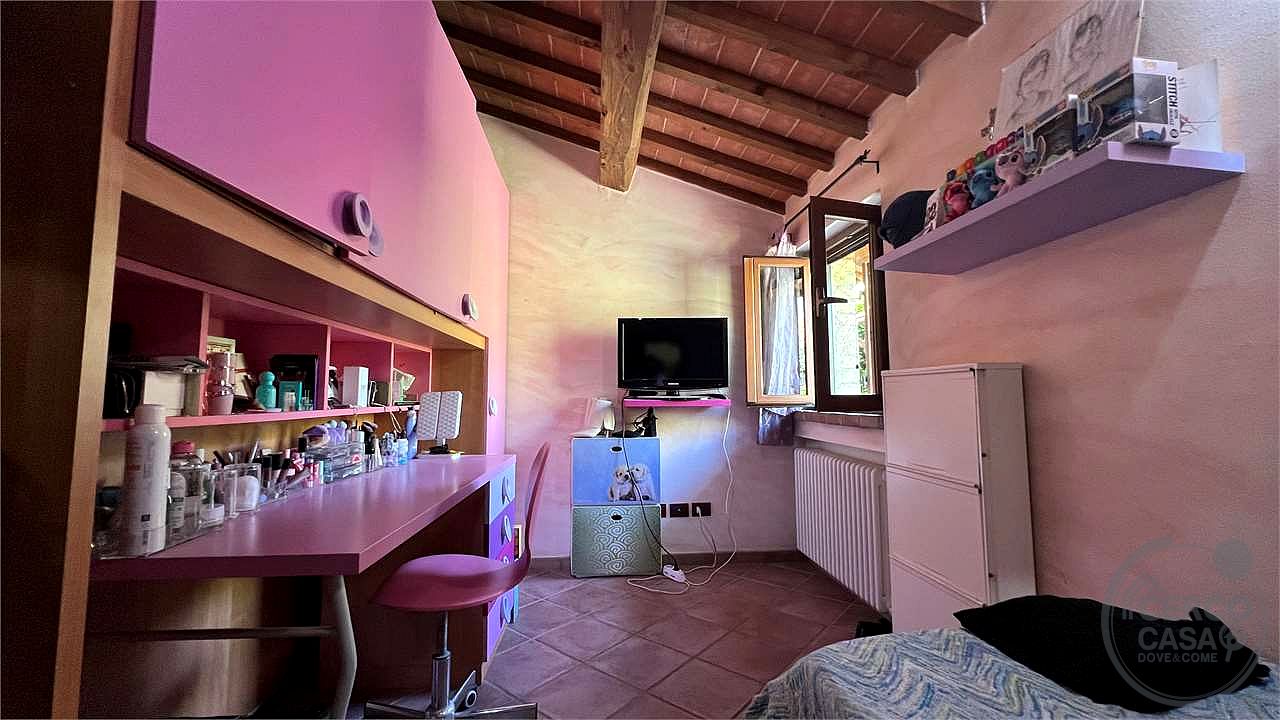 Il fascino del casale, il comfort del nuovo: villetta in pietra con giardino privato