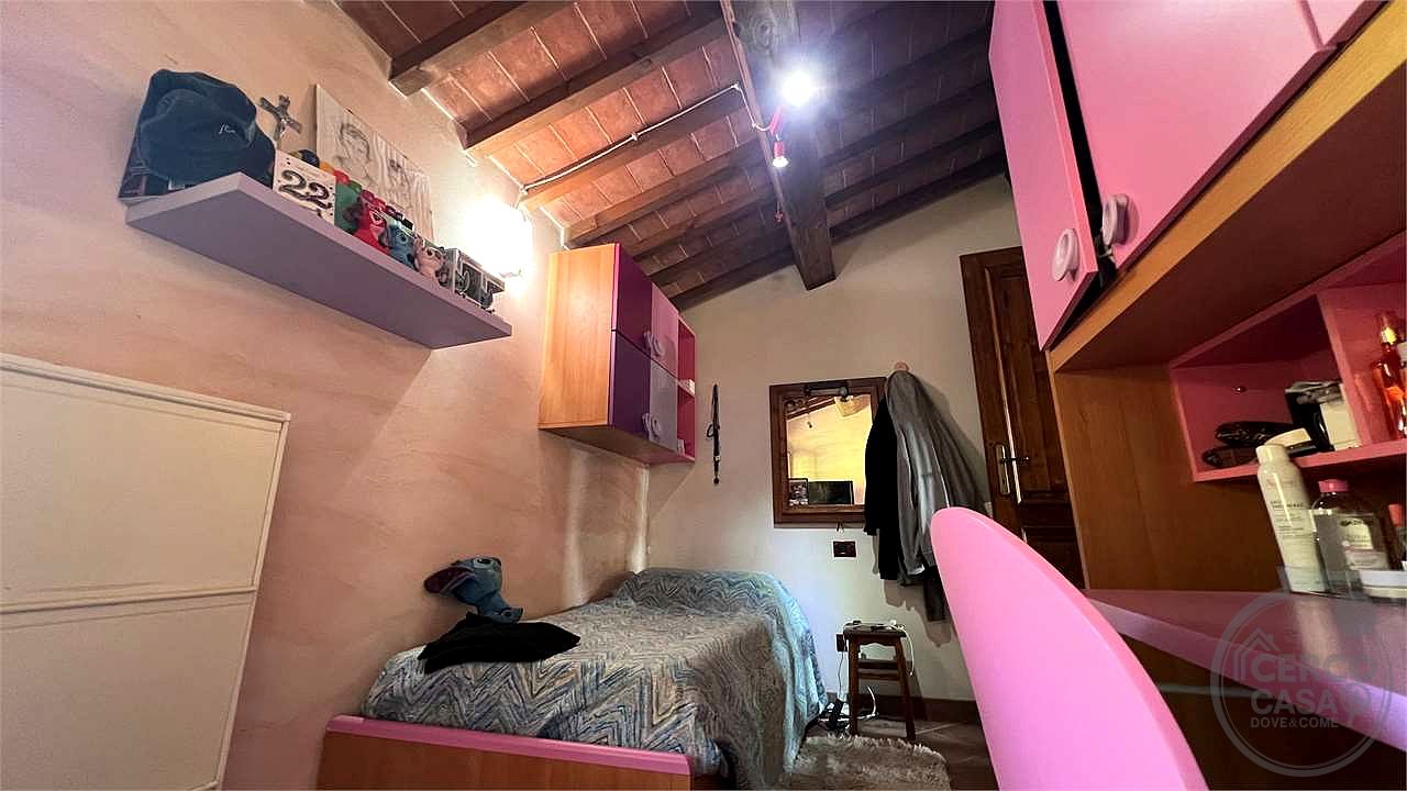 Il fascino del casale, il comfort del nuovo: villetta in pietra con giardino privato