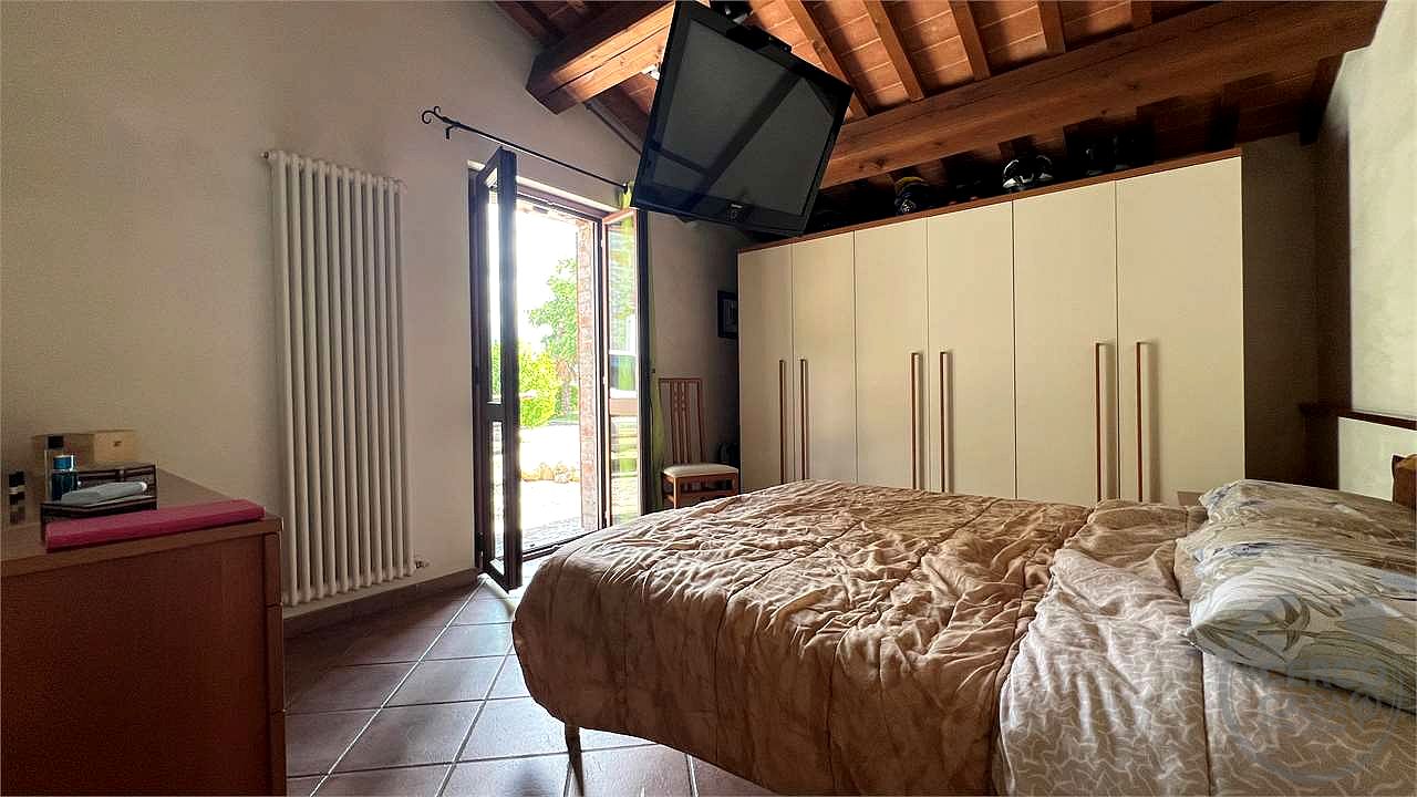 Il fascino del casale, il comfort del nuovo: villetta in pietra con giardino privato