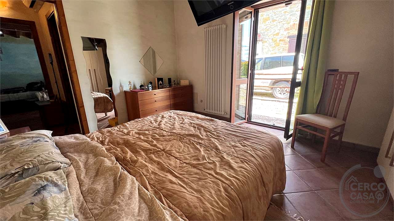 Il fascino del casale, il comfort del nuovo: villetta in pietra con giardino privato