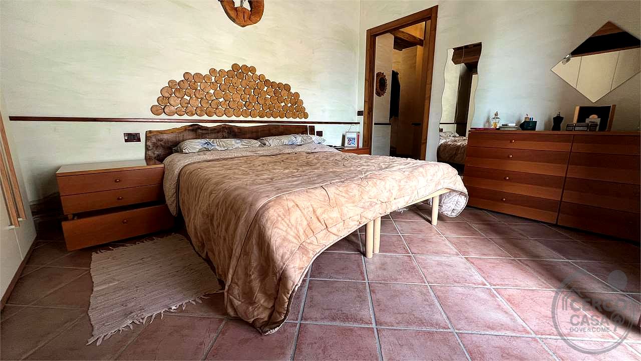 Il fascino del casale, il comfort del nuovo: villetta in pietra con giardino privato