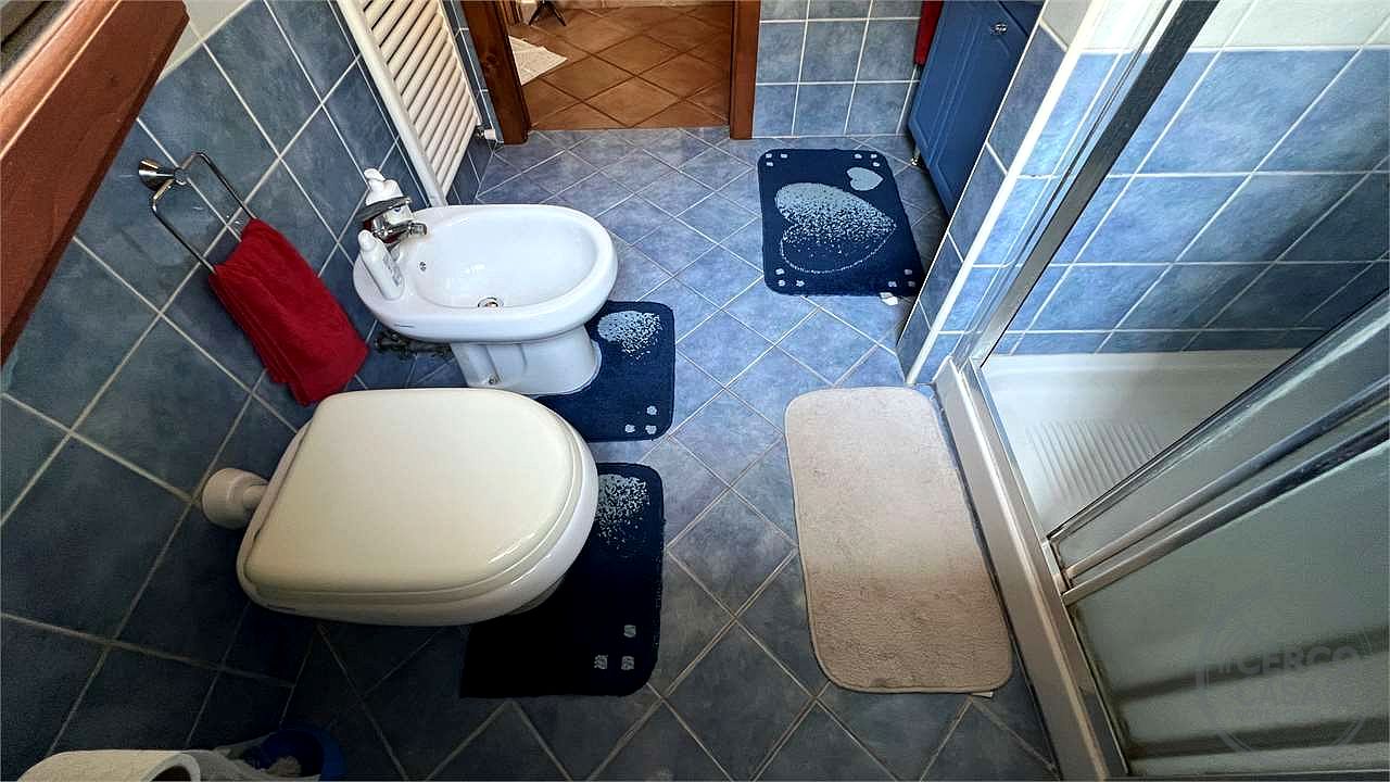 Il fascino del casale, il comfort del nuovo: villetta in pietra con giardino privato