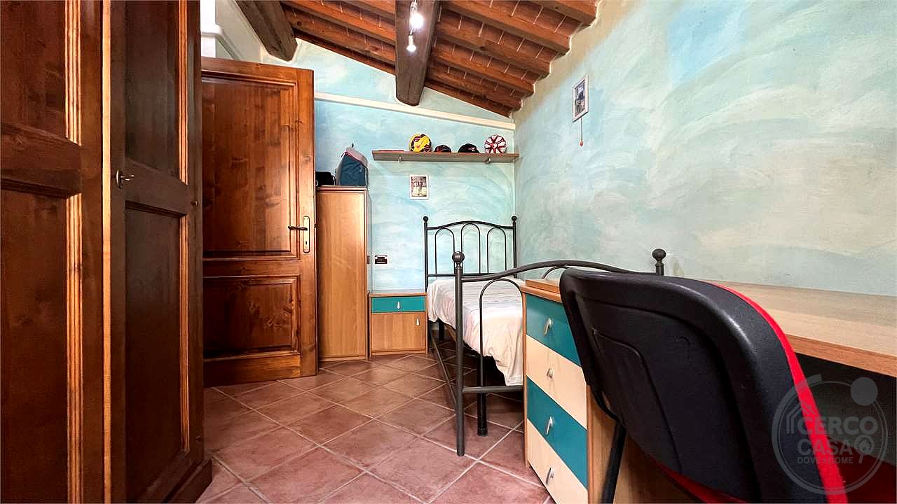 Il fascino del casale, il comfort del nuovo: villetta in pietra con giardino privato