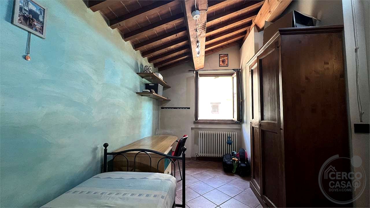 Il fascino del casale, il comfort del nuovo: villetta in pietra con giardino privato