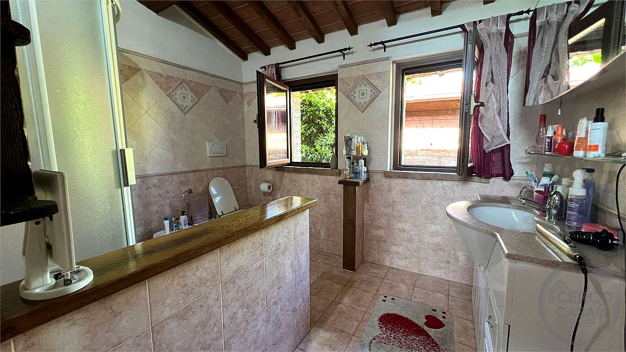 Il fascino del casale, il comfort del nuovo: villetta in pietra con giardino privato