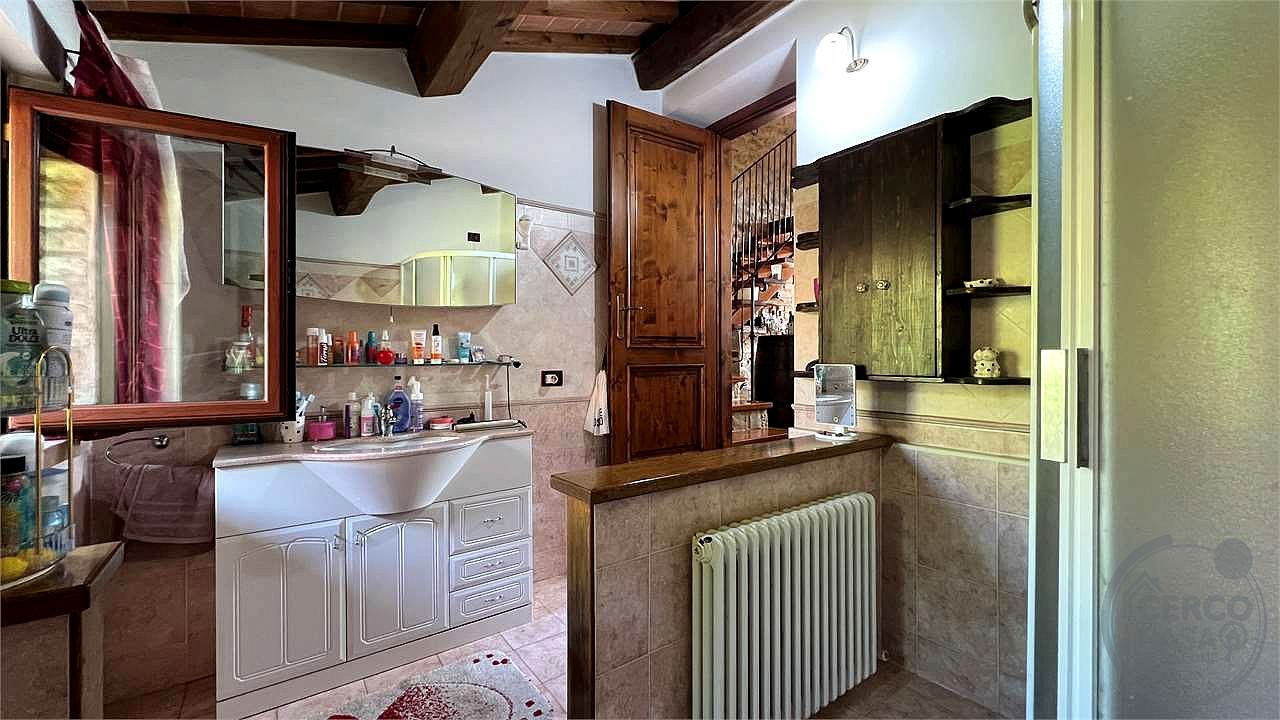 Il fascino del casale, il comfort del nuovo: villetta in pietra con giardino privato