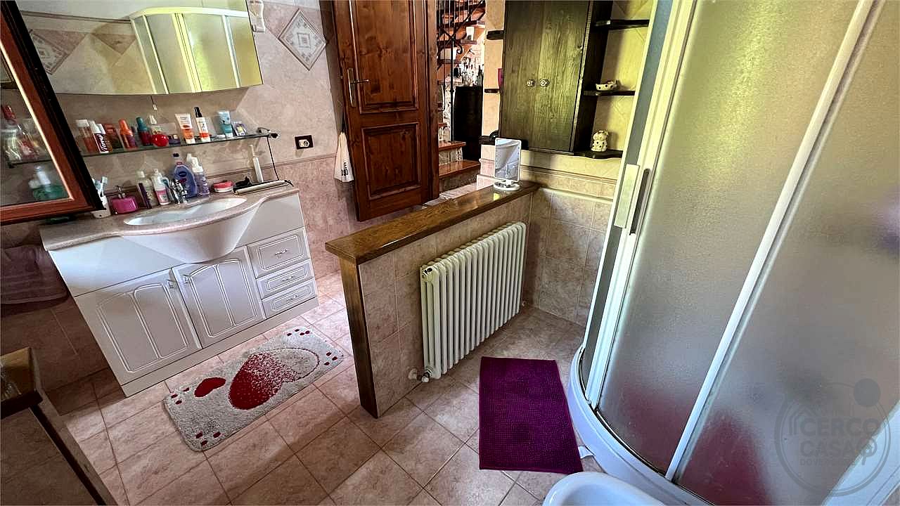 Il fascino del casale, il comfort del nuovo: villetta in pietra con giardino privato