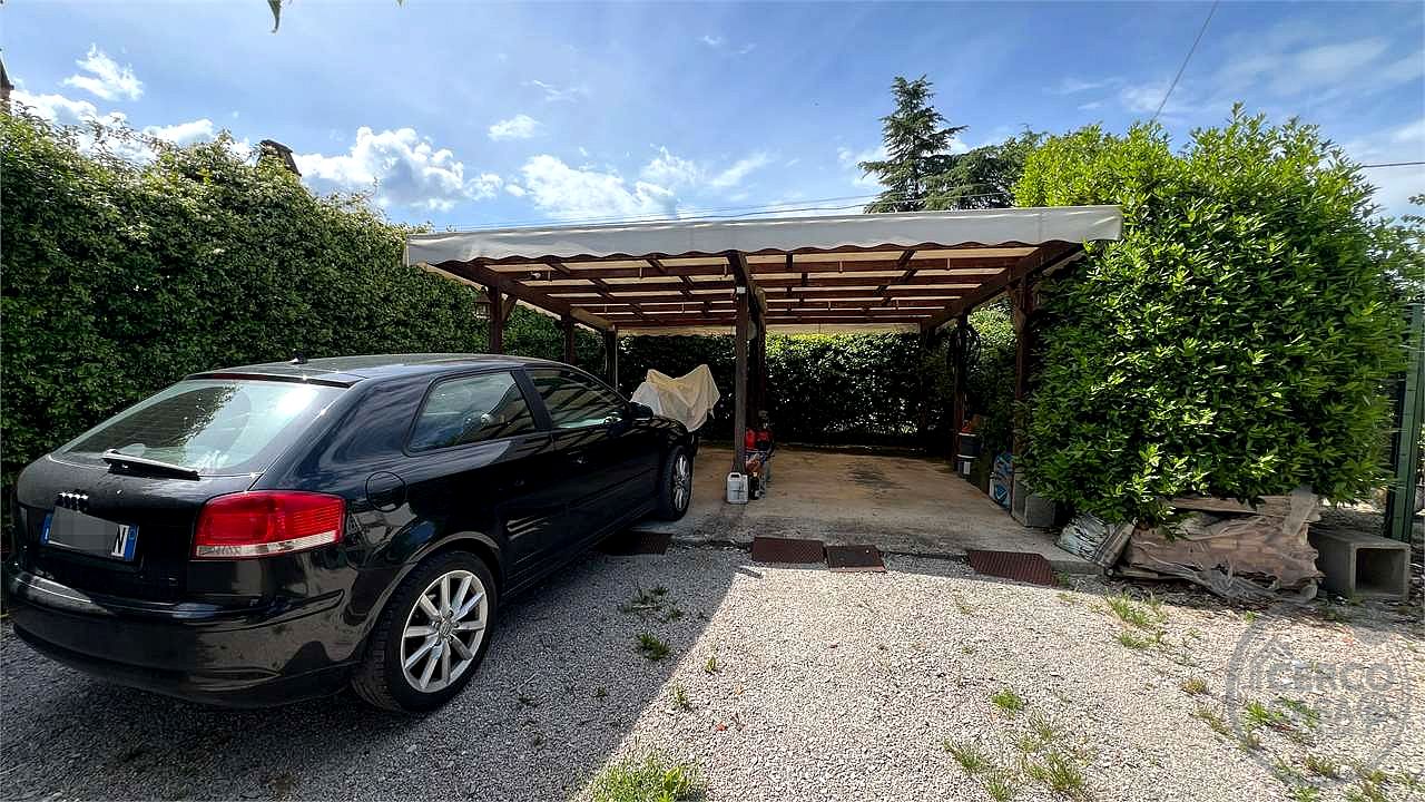 Il fascino del casale, il comfort del nuovo: villetta in pietra con giardino privato