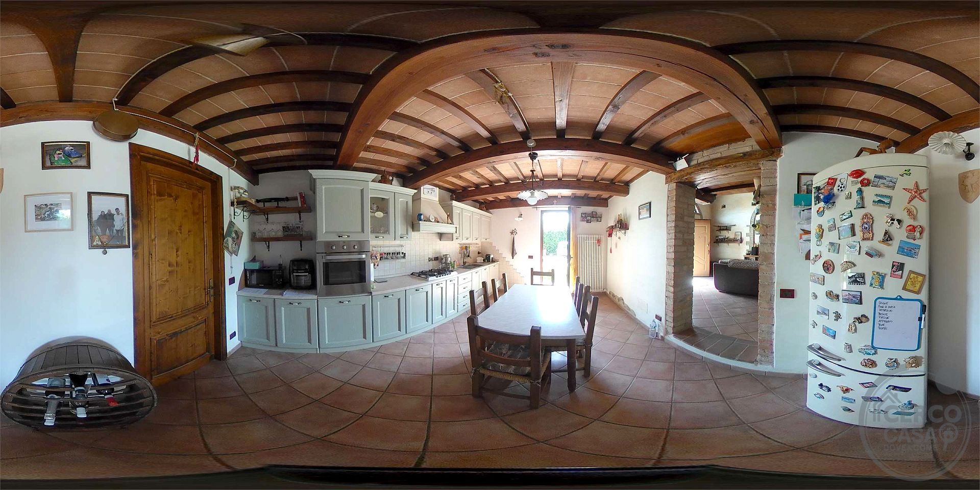 Il fascino del casale, il comfort del nuovo: villetta in pietra con giardino privato