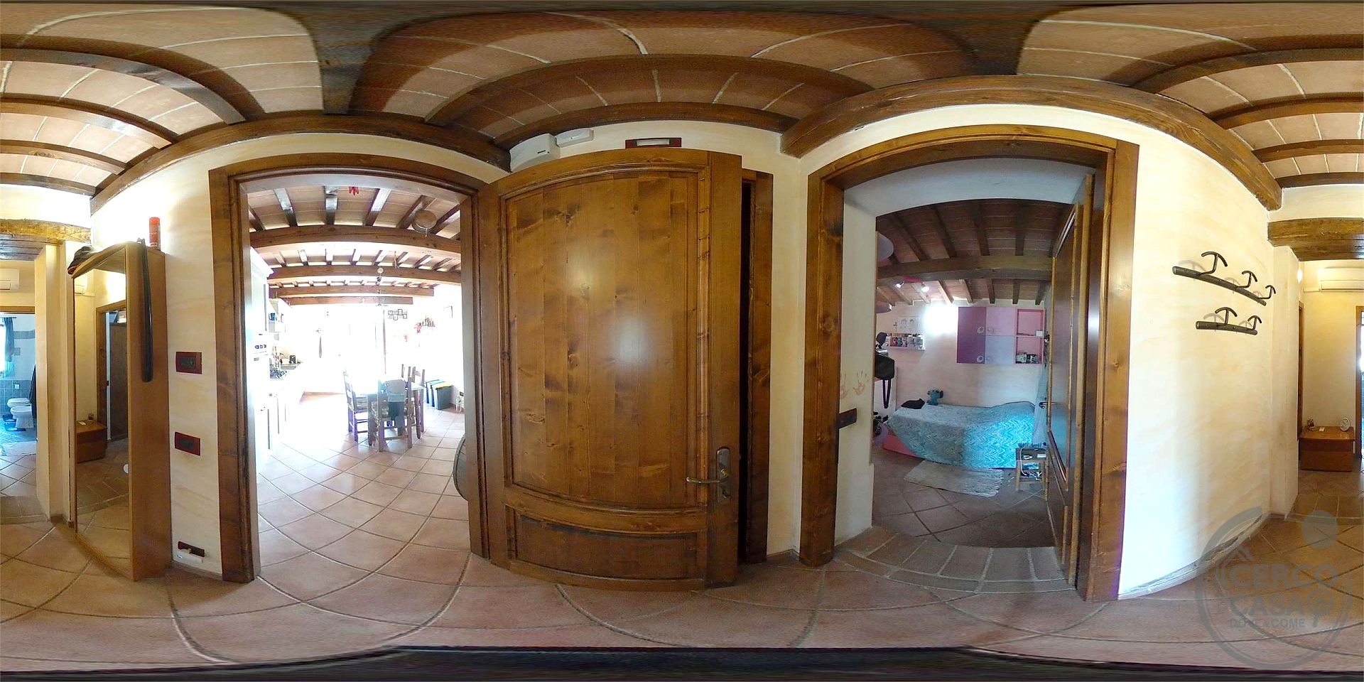Il fascino del casale, il comfort del nuovo: villetta in pietra con giardino privato