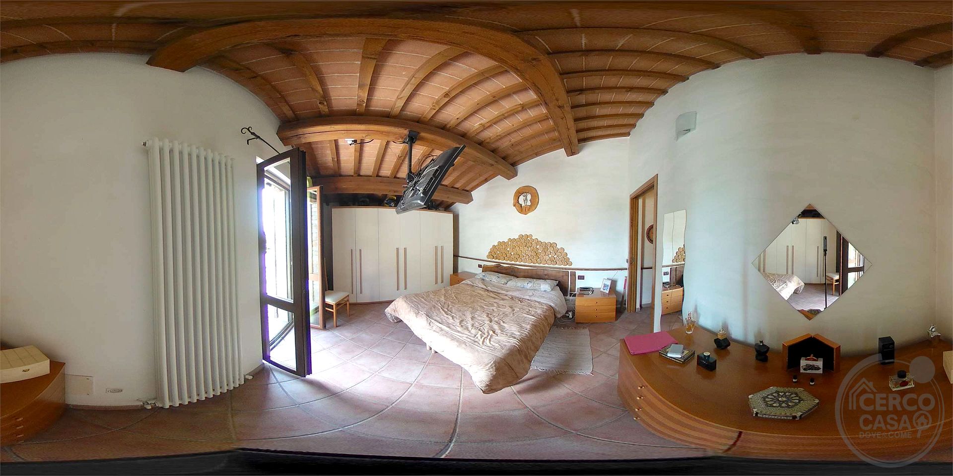 Il fascino del casale, il comfort del nuovo: villetta in pietra con giardino privato