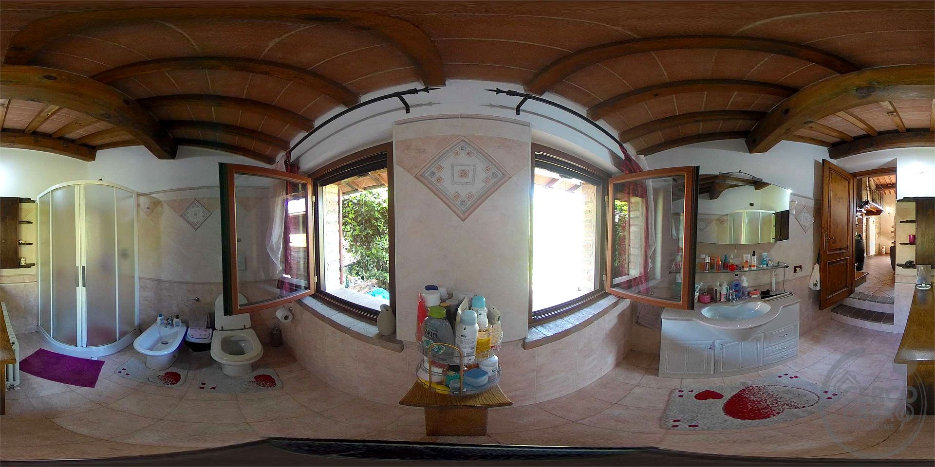Il fascino del casale, il comfort del nuovo: villetta in pietra con giardino privato