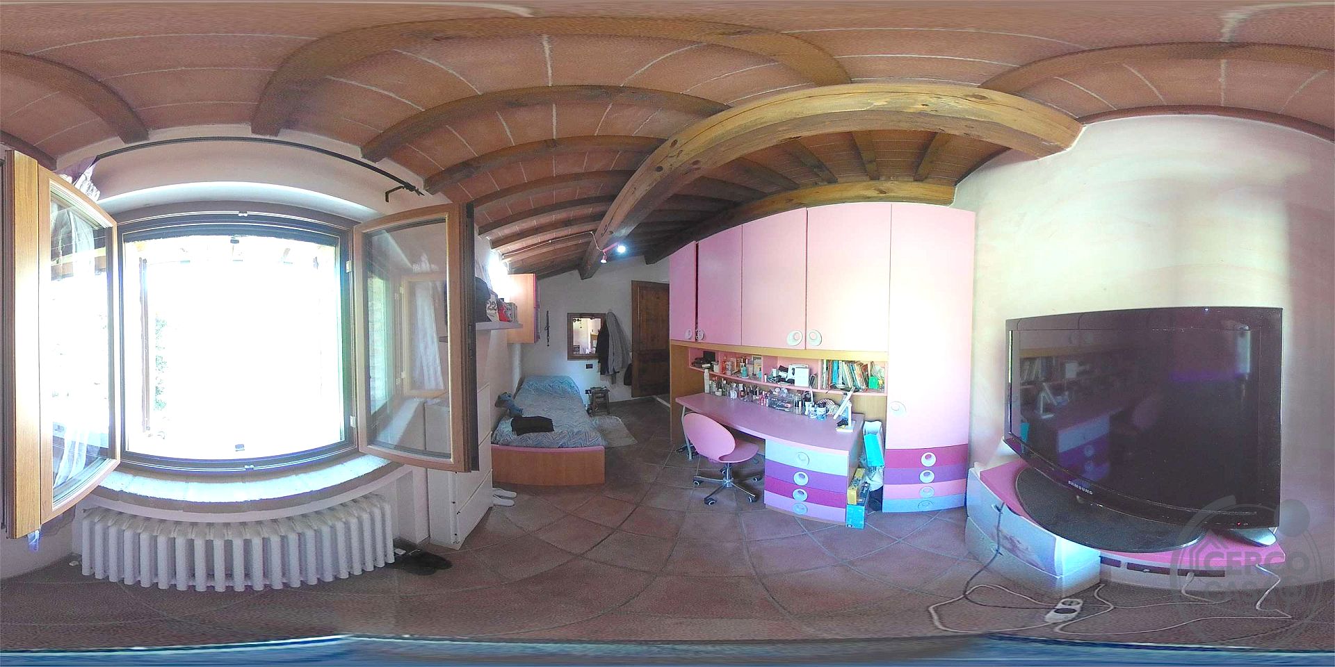 Il fascino del casale, il comfort del nuovo: villetta in pietra con giardino privato